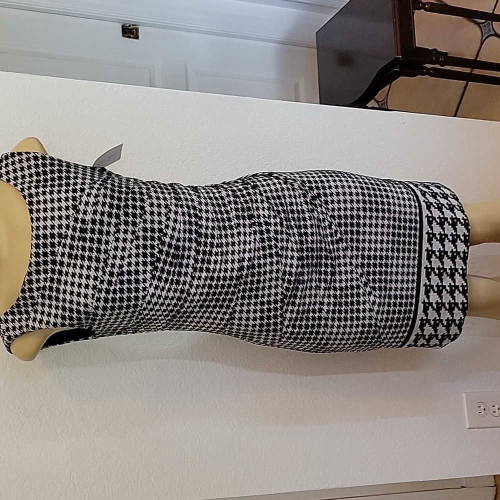 Jessica Simpson elegant dress white and black.